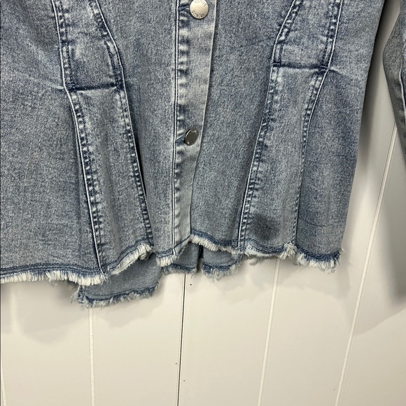 Venus Womens Jean Jacket 12 Light Wash Button Down Pleated Back Raw Edge Trendy - Picture 7 of 14